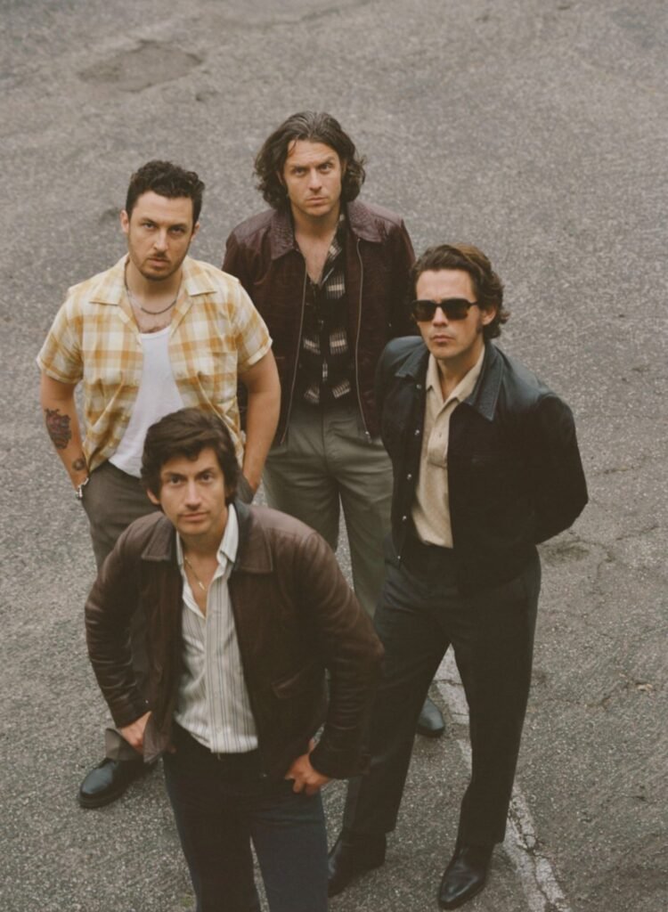 Le groupe photographié en plongée — The Car, Arctic Monkeys